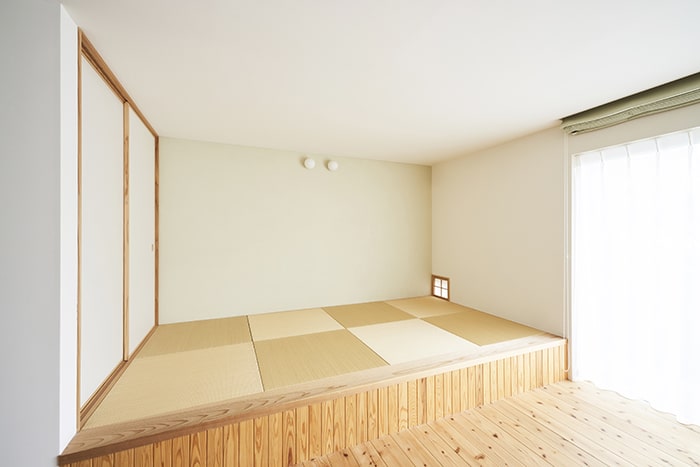 リビングなどのフローリングスペースの隣に琉球畳の区画を作る